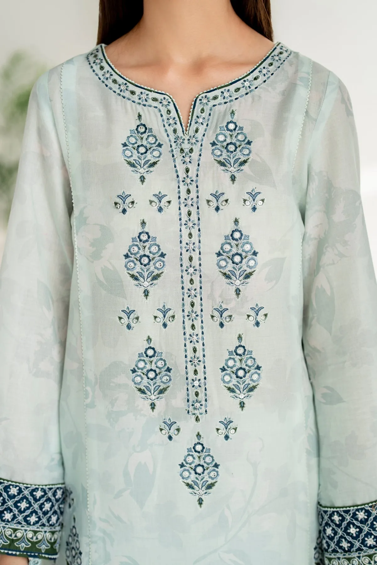 Embroidered Lawn USE - 9095