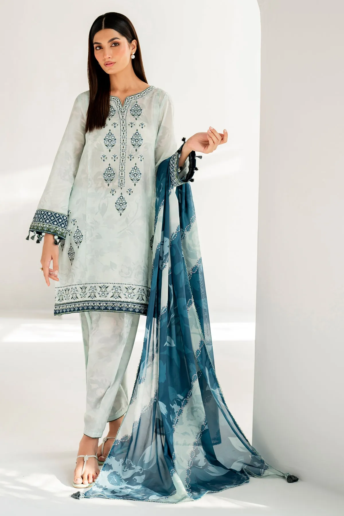 Embroidered Lawn USE - 9095